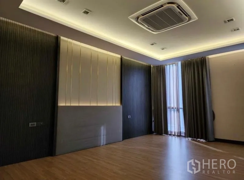 ทาวน์เฮาส์ ขายในYan Nawa, Bangkok - ห้องนอนกว้าง พื้นไม้ ไฟซ่อน แอร์ฝังฝ้า และผ้าม่านทึบ.