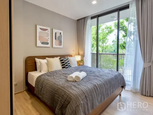 คอนโด ให้เช่าหรือขายในWatthana, Bangkok - ห้องนอนหลักเตียงคิงพร้อมกระจกเต็มบานและวิวสวนจากระเบียง