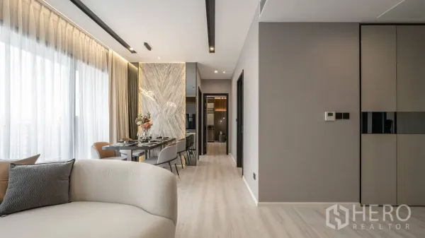 公寓 出售在Ratchathewi, Bangkok - 通透客餐一体，落地窗与走廊通往卧室。