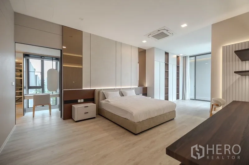 Detached House for rent in Saphan Sung, Bangkok - Large bedroom with study nook, cove lighting and balcony access.