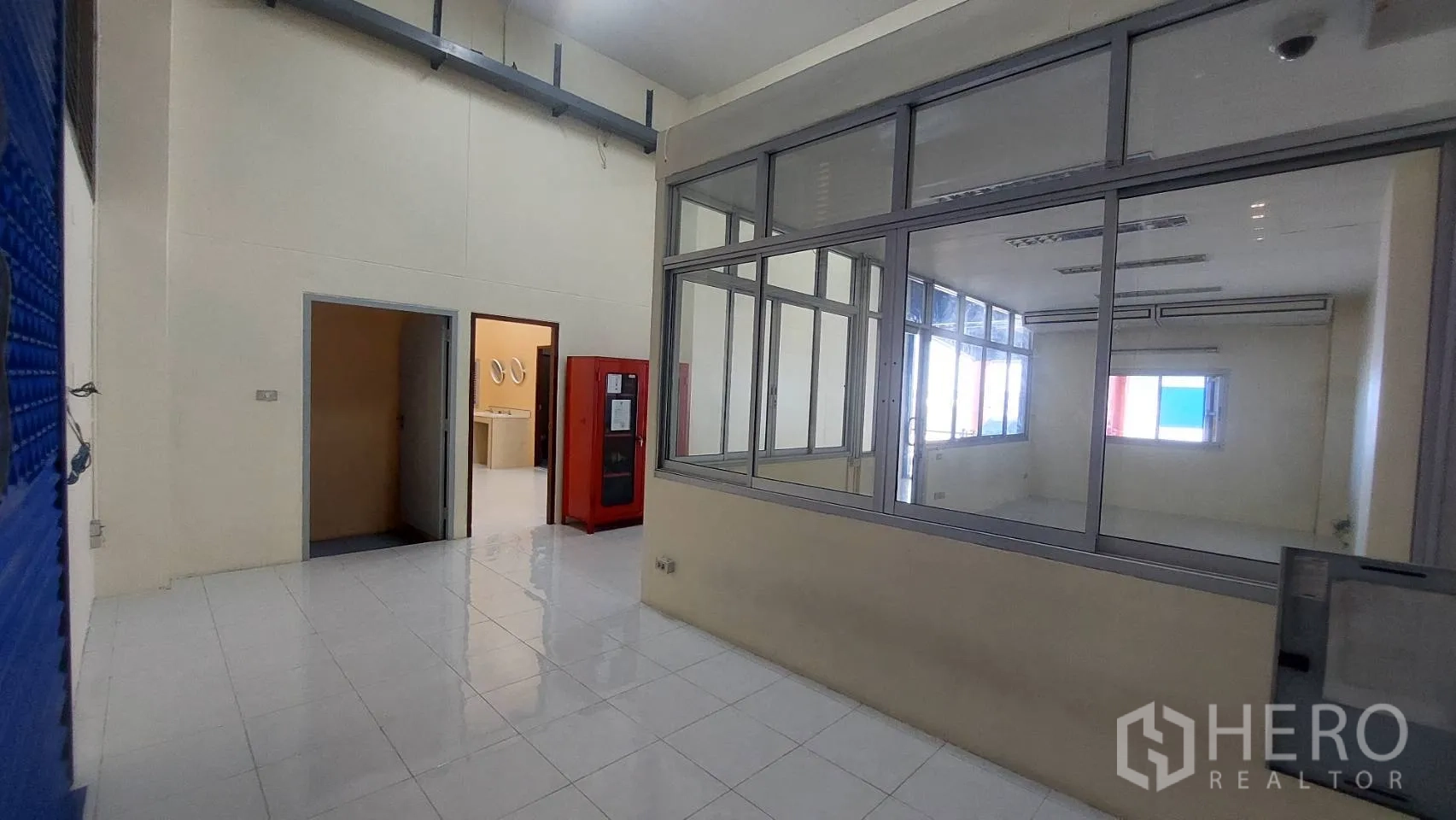 货栈 出租在Mueang Pathum Thani, Pathum Thani - 一层玻璃隔断办公室，连接洗手间与服务区。