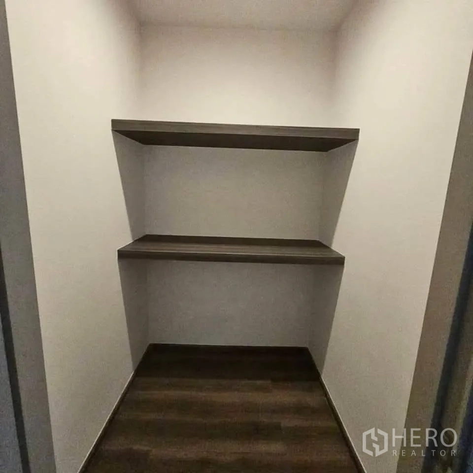 公寓 for rent in Huai Khwang, Bangkok - 紧凑储物间，配两层木质壁架。