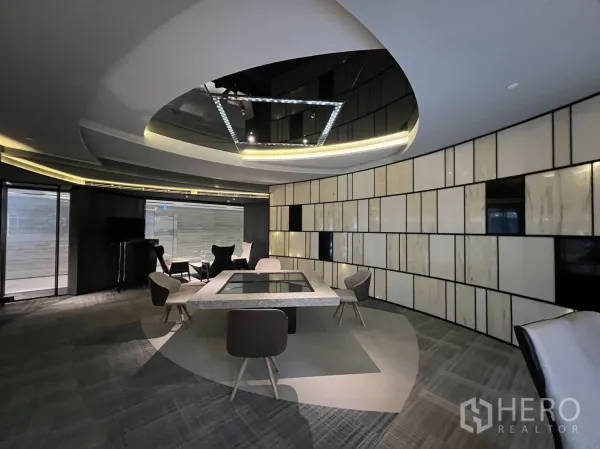 零售空间 出租在Watthana, Bangkok - 宽敞零售大厅，落地窗、造型天花与拼接装饰墙。