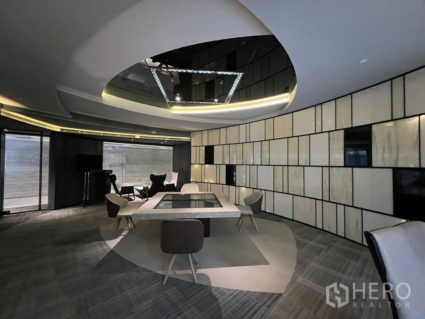 零售空间 出租在Watthana, Bangkok - 宽敞零售大厅，落地窗、造型天花与拼接装饰墙。