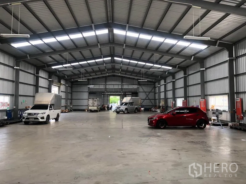 Warehouse for rent in Don Mueang, Bangkok - Expansive warehouse floor with dual access doors and drive-through loading.
