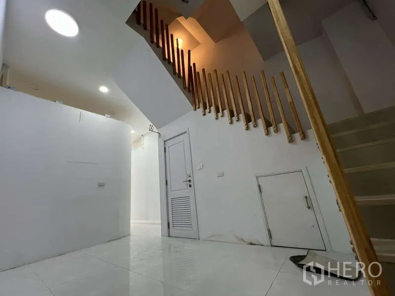 สำนักงานที่บ้าน ให้เช่าในSuan Luang, Bangkok - บันไดราวสแตนเลส มีตู้เก็บของใต้บันไดและไฟส่องสว่าง