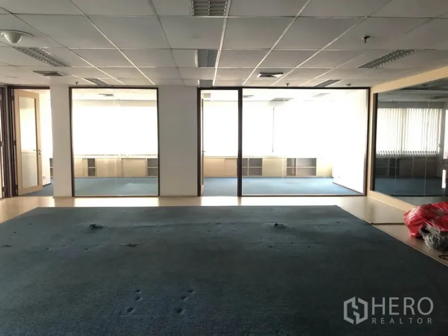 办公空间 出租在Watthana, Bangkok - 开阔的开放区与三间玻璃门办公室，窗帘百叶