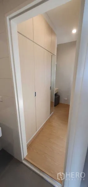 สำนักงานที่บ้าน ให้เช่าในPrawet, Bangkok - โถงวอล์กอินคลอเซ็ต ตู้เสื้อผ้าบิวท์อิน พื้นไม้ ติดกับห้องน้ำ