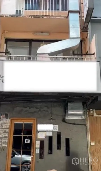 อาคารพาณิชย์ ให้เช่าหรือขายในWatthana, Bangkok - ระเบียงชั้นบนของอาคารพาณิชย์พร้อมท่อดูดอากาศโลหะ ราวกันตก และกันสาดหน้าอาคาร