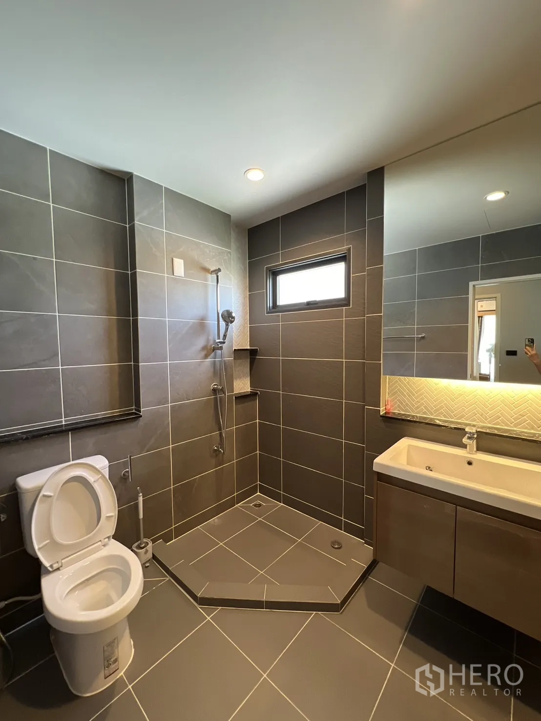 Detached House for rent or sale in Mueang Pathum Thani, Pathum Thani - Service corridor with washing machine and access doors.