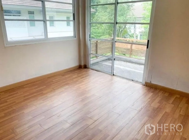 บ้าน ขายในSaphan Sung, Bangkok - ห้องนอนมีประตูบานเลื่อนสูงจรดพื้นเชื่อมต่อระเบียง วิวสวน