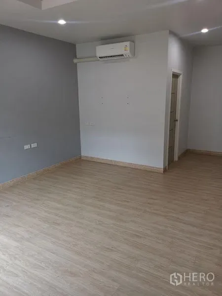 Detached House for rent in Chatuchak, Bangkok - Spacious air-conditioned room with recessed lights and light wood laminate flooring.