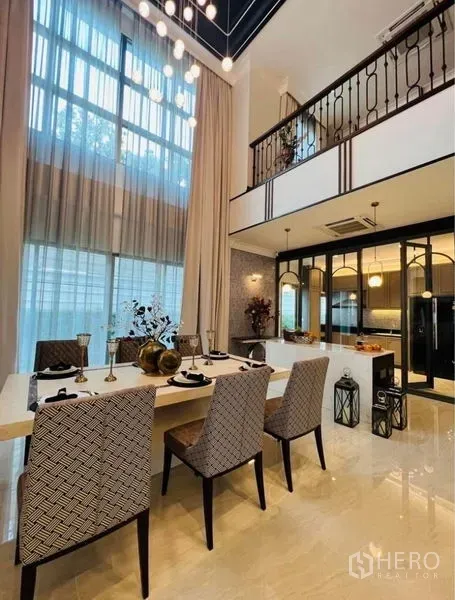 บ้าน ให้เช่าหรือขายในWatthana, Bangkok - โซนทานอาหารเชื่อมครัวบานกระจกและชั้นลอย