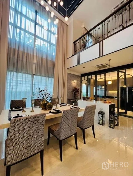 บ้าน ให้เช่าหรือขายในWatthana, Bangkok - โซนทานอาหารเชื่อมครัวบานกระจกและชั้นลอย