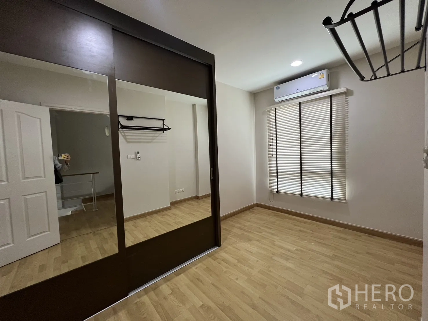 Townhouse for rent in Wang Thonglang, Bangkok - Bedroom featuring mirrored sliding wardrobe and air-conditioner.