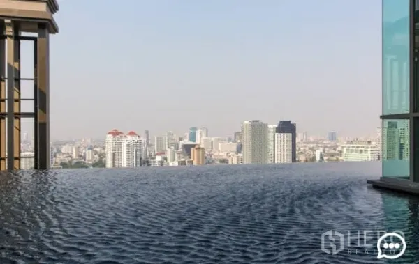 公寓 出租在Khlong Toei, Bangkok - 无边际泳池与曼谷天际线的全景视野。
