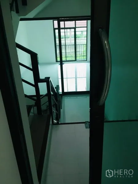 带办公室的家 出租在Wang Thonglang, Bangkok - 从楼梯间望向玻璃门与采光良好的窗户