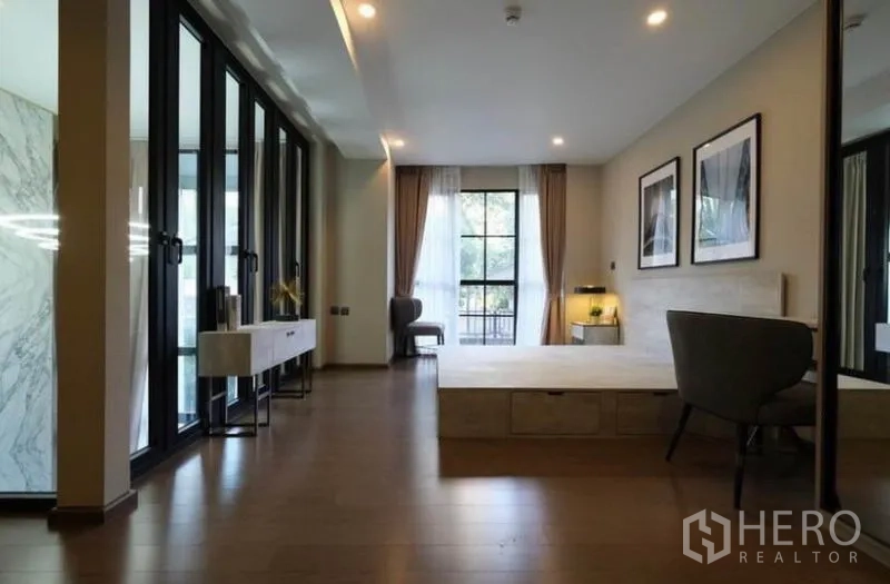 คอนโด ให้เช่าในPathum Wan, Bangkok - ห้องนอนมาสเตอร์กว้าง พื้นไม้ หน้าต่างบานใหญ่ และมุมนั่งพัก