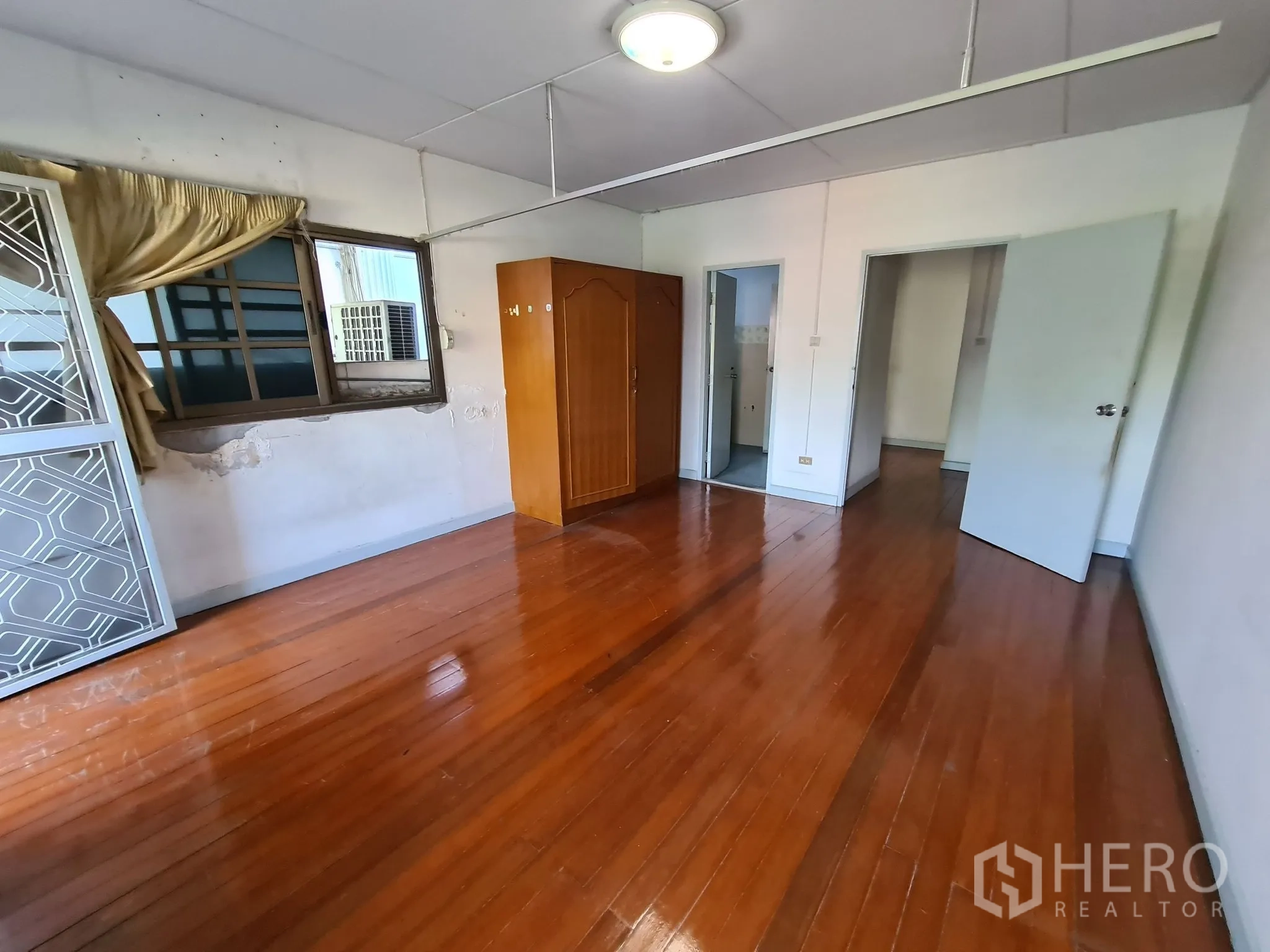 บ้าน ขายในChatuchak, Bangkok - ห้องนอนบ้านหลังรอง พื้นไม้ขัดเงาและหน้าต่าง