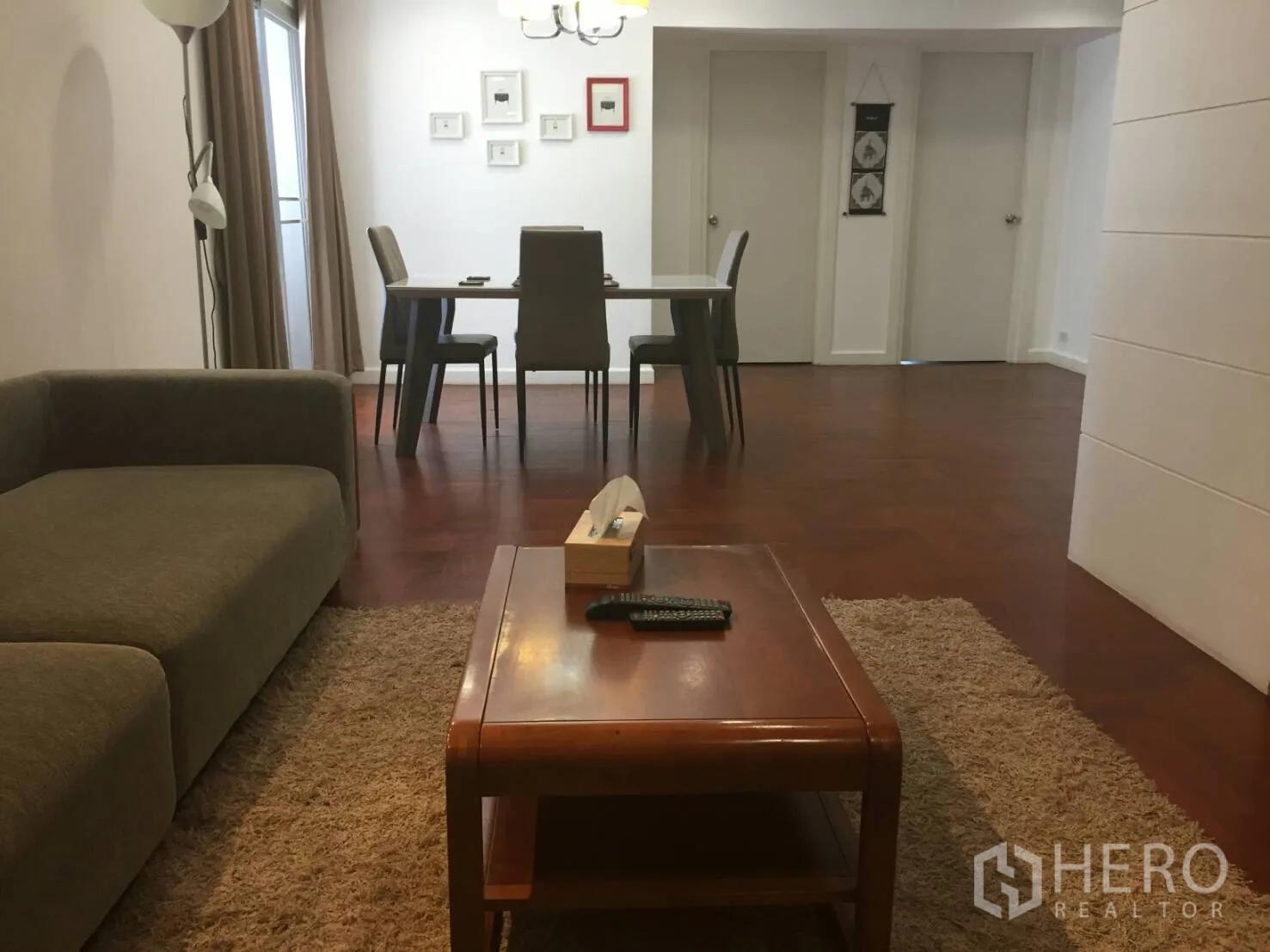 คอนโด ให้เช่าในWatthana, Bangkok - พื้นที่นั่งเล่นและรับประทานอาหารแบบเปิดโล่ง พร้อมโซฟา โต๊ะกลาง ชุดโต๊ะอาหาร และผ้าม่านเต็มสูง