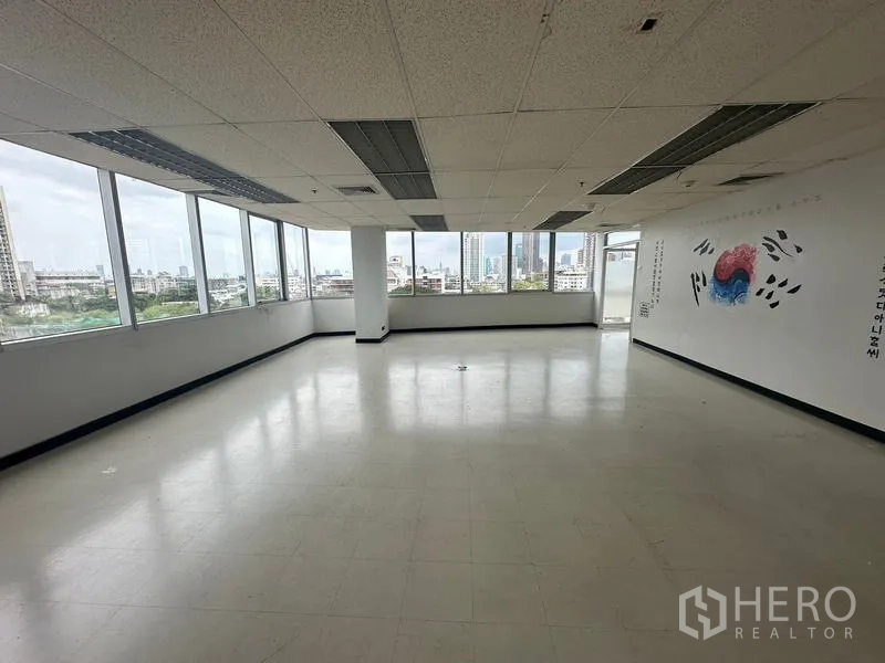 สำนักงาน ให้เช่า - ออฟฟิศพื้นที่เปิดโล่งขนาดใหญ่ มีหน้าต่างรอบด้านและแสงธรรมชาติ