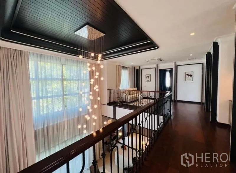 บ้าน ให้เช่าหรือขายในWatthana, Bangkok - โถงชั้นบนพร้อมโคมไฟแขวนยาว มองลงสู่โถงรับประทานอาหาร