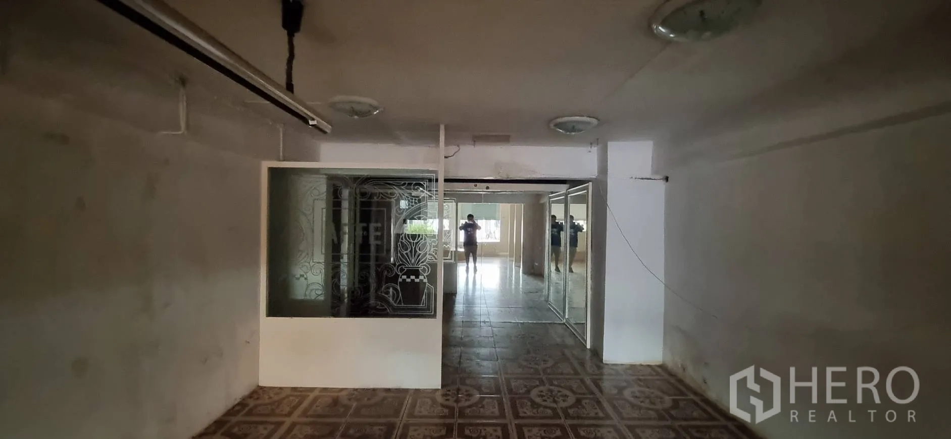 店屋 出租或出售在Bangkok - 室内深进空间，花纹地砖与雕花玻璃隔断。