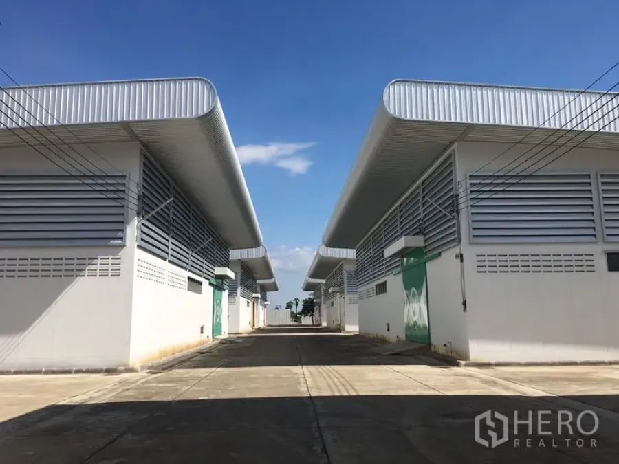 คลังสินค้า ให้เช่าในNong Chok, Bangkok - แถวโกดังสร้างใหม่สองฝั่งถนนภายในโครงการที่กว้างและปลอดภัย