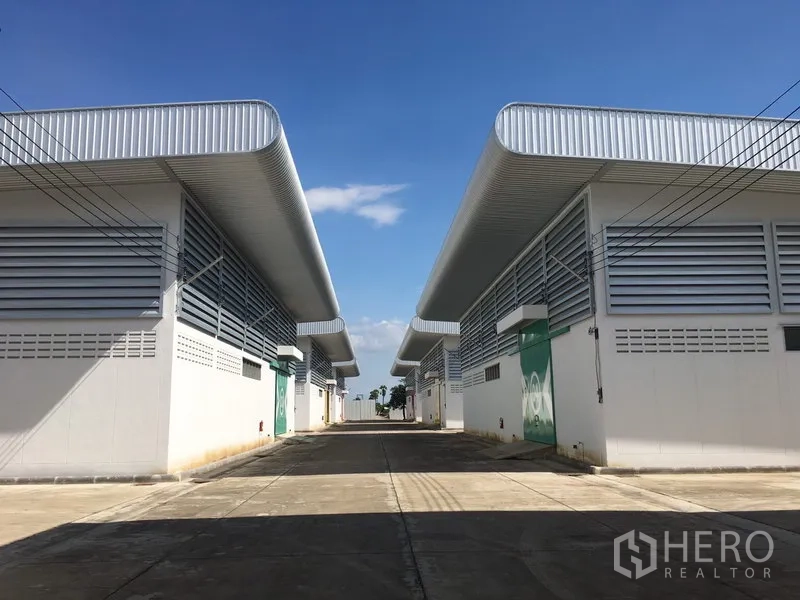 คลังสินค้า ให้เช่าในNong Chok, Bangkok - แถวโกดังสร้างใหม่สองฝั่งถนนภายในโครงการที่กว้างและปลอดภัย