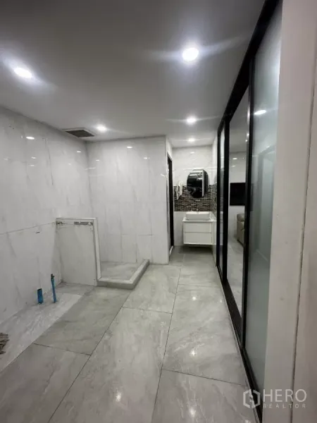 零售空间 出租在Watthana, Bangkok - 明亮的瓷砖区域，带洗手台和玻璃隔断，适合作为服务区