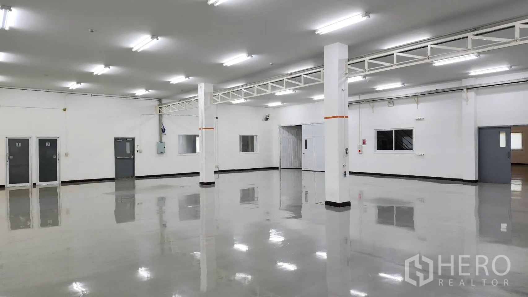 Factory for sale in Bang Bo, Samut Prakan - Close-up of Daikin FCU 09 air-conditioning unit.