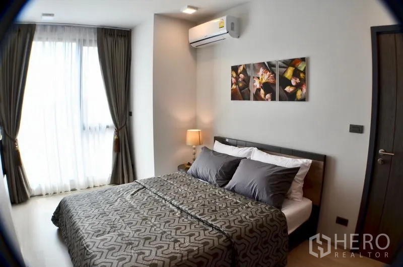 คอนโด ให้เช่าในWatthana, Bangkok - ห้องนอนหลักเตียงควีนพร้อมแอร์ ผ้าม่านทึบ และงานศิลป์ผนัง