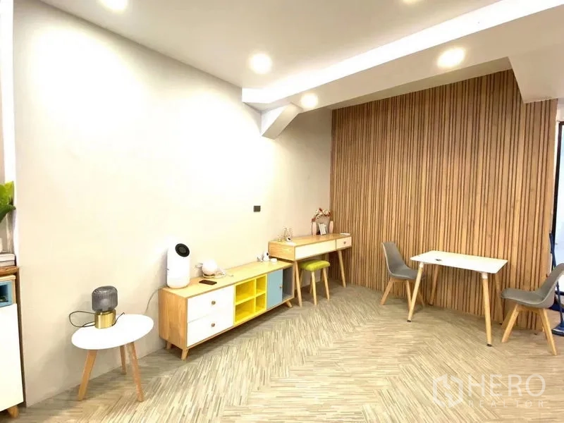 พื้นที่ขายปลีก ให้เช่าในWatthana, Bangkok - โซนทำงานสไตล์มินิมอล ผนังลายไม้ฝ้าเพดานดาวน์ไลท์และโต๊ะจัดแสดงสินค้า