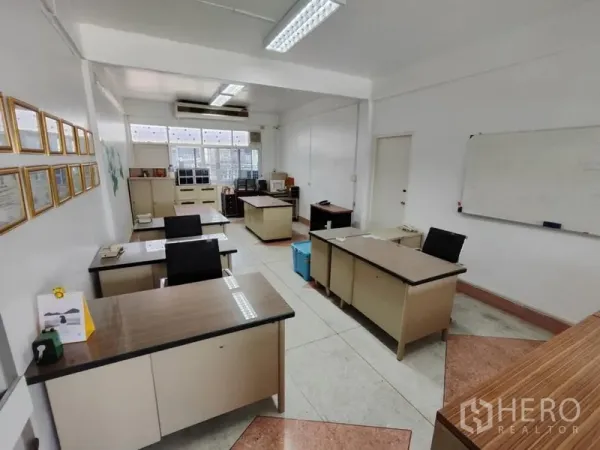 店屋 出租在Sathon, Bangkok - 采光良好的开放式办公区，设多张办公桌、储物柜与大窗户。