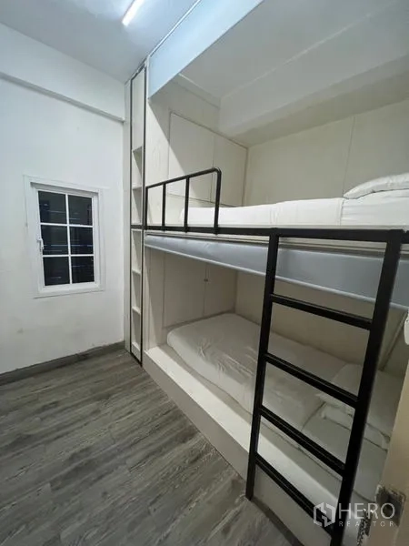 อาคารพาณิชย์ ให้เช่าหรือขายในWatthana, Bangkok - ห้องขนาดกะทัดรัดพร้อมเตียงสองชั้นบิลท์อิน บันไดเหล็ก และพื้นลายไม้