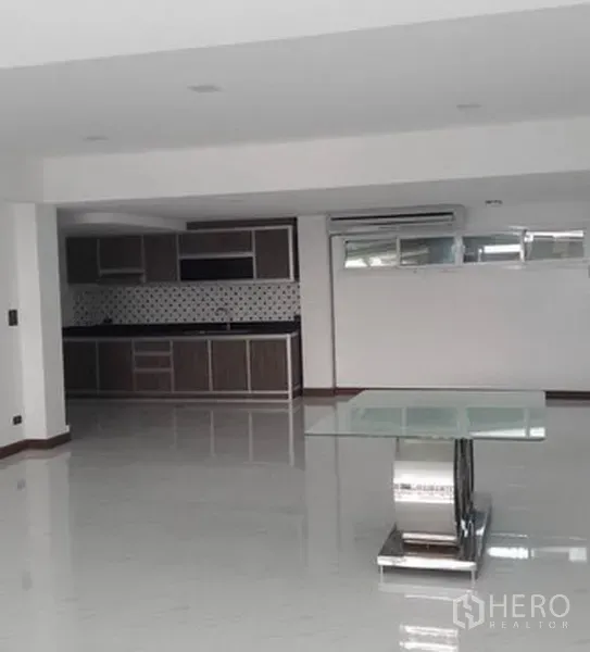 สำนักงานที่บ้าน ให้เช่าในKhlong Toei, Bangkok - พื้นที่นั่งเล่นแบบเปิดโล่ง พื้นเงางาม โต๊ะกระจก และครัวบิลท์อินริมผนัง