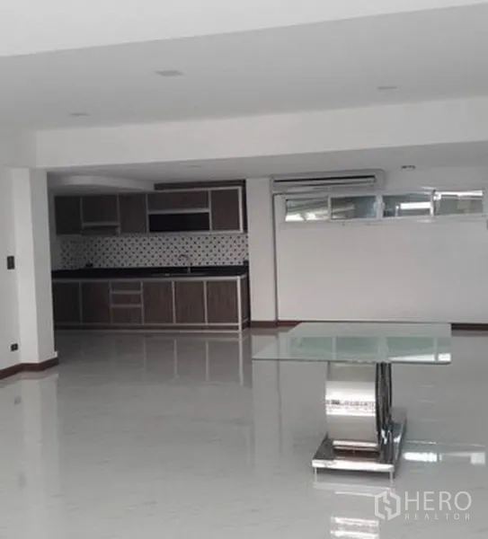 สำนักงานที่บ้าน ให้เช่าในKhlong Toei, Bangkok - พื้นที่นั่งเล่นแบบเปิดโล่ง พื้นเงางาม โต๊ะกระจก และครัวบิลท์อินริมผนัง