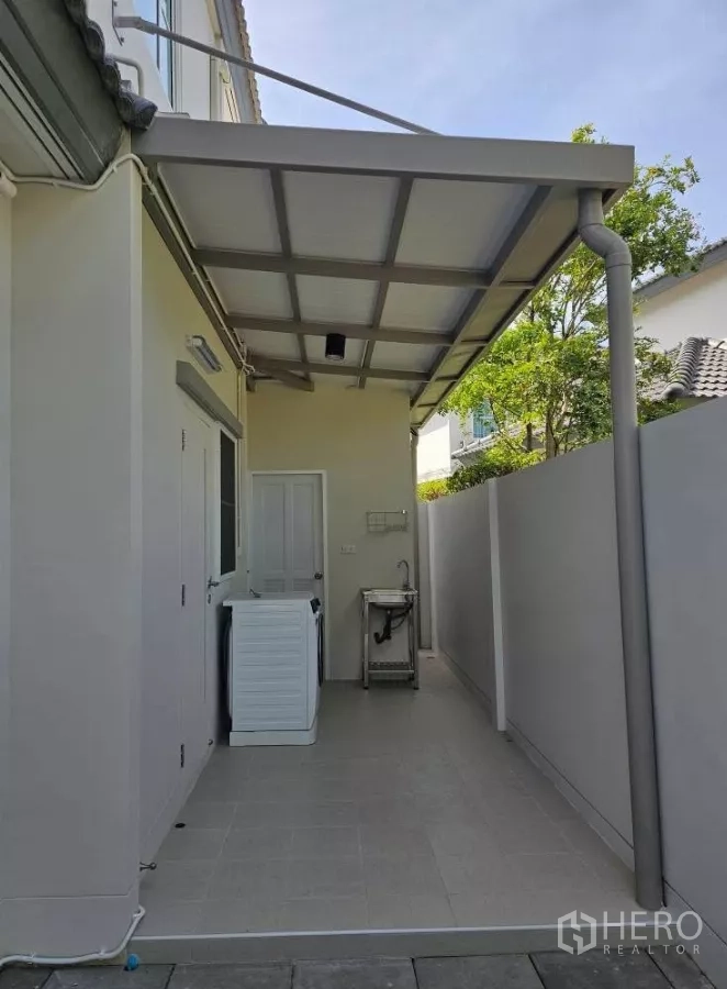 บ้าน ให้เช่าในBang Phli, Samut Prakan - พื้นที่ซักล้างมีหลังคา เครื่องซักผ้า อ่างล้าง และพื้นที่เก็บของ