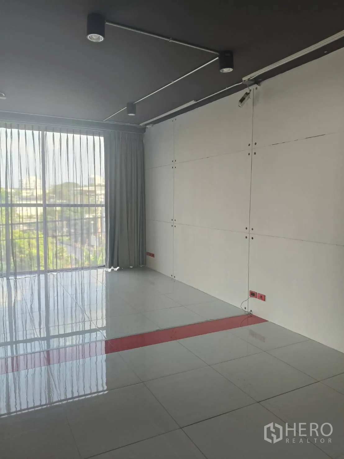 สำนักงาน ให้เช่าในKhlong Toei, Bangkok - มุมพื้นที่ทำงาน โชว์หน้าต่างบานใหญ่ รางไฟ และผนังพาเนลสีขาว