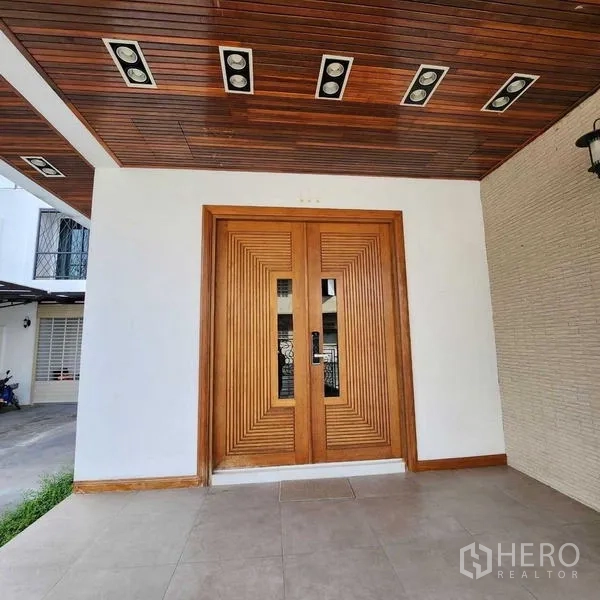 บ้าน ขายในPhra Khanong, Bangkok - ประตูไม้บานคู่ลายเรขาคณิต ใต้ฝ้าไม้จริง