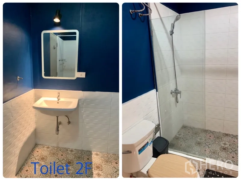 联排别墅 出租在Watthana, Bangkok - 蓝白配色卫生间，步入式淋浴、花纹地砖与洗手台。