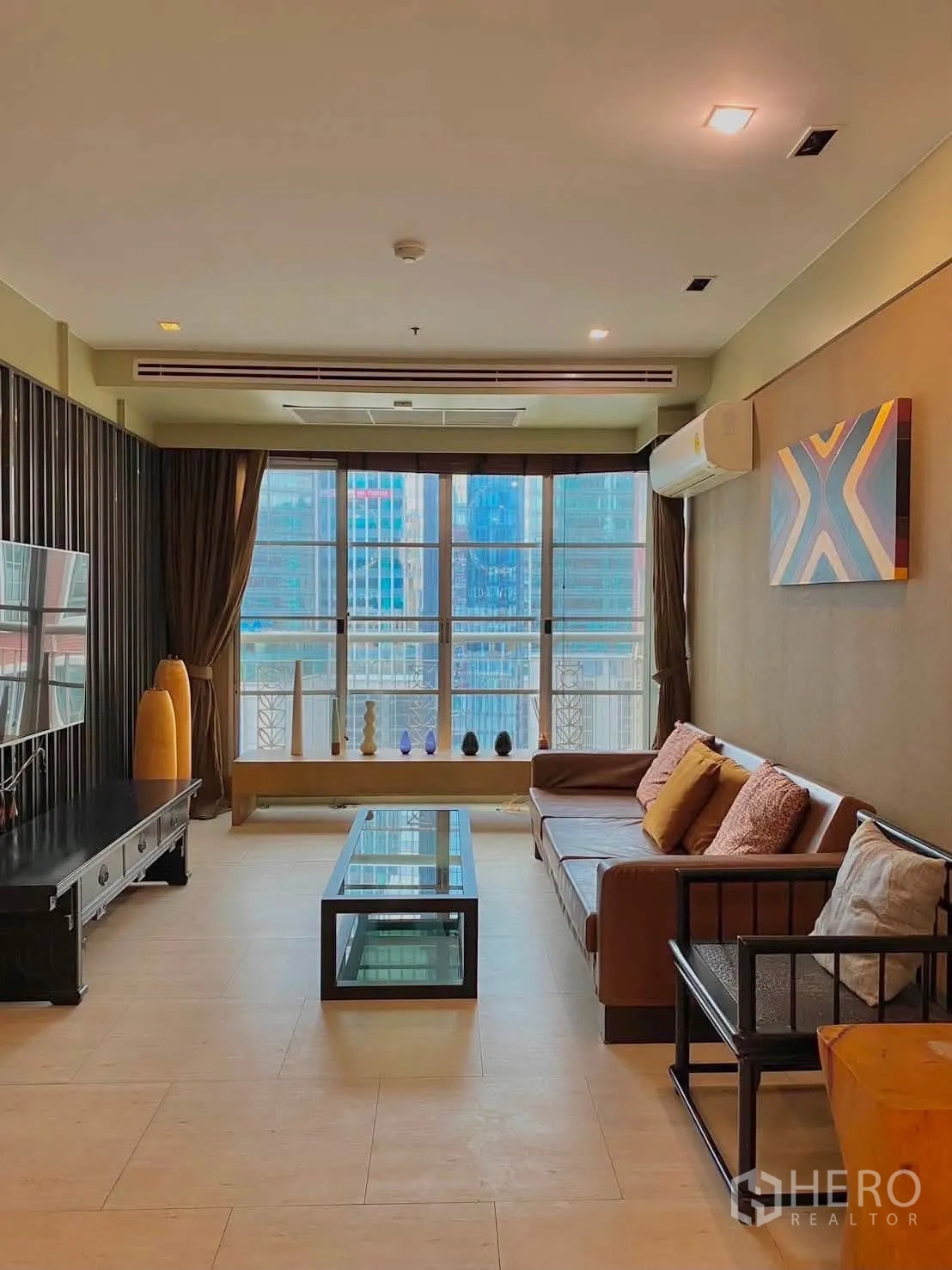 公寓 for rent in Khlong Toei, Bangkok - 客厅设大窗，远眺城市天际线景观。