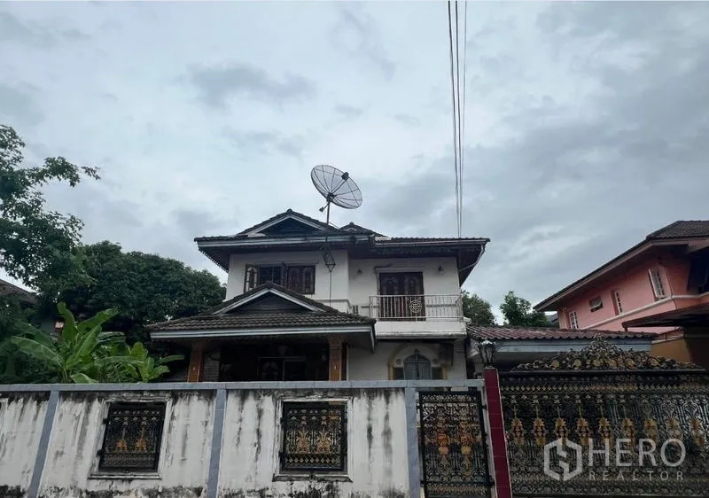 บ้าน ขายในPhra Khanong, Bangkok - บ้านเดี่ยว 2 ชั้นพร้อมระเบียง หลังคากระเบื้อง และรั้วเหล็กดัดสวย ในย่านบางจาก พระโขนง