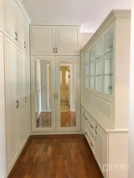 独立式住宅 出租在Mueang Samut Prakan, Samut Prakan - 步入式衣帽间，顶天立地衣柜，镜面柜门与玻璃展示柜