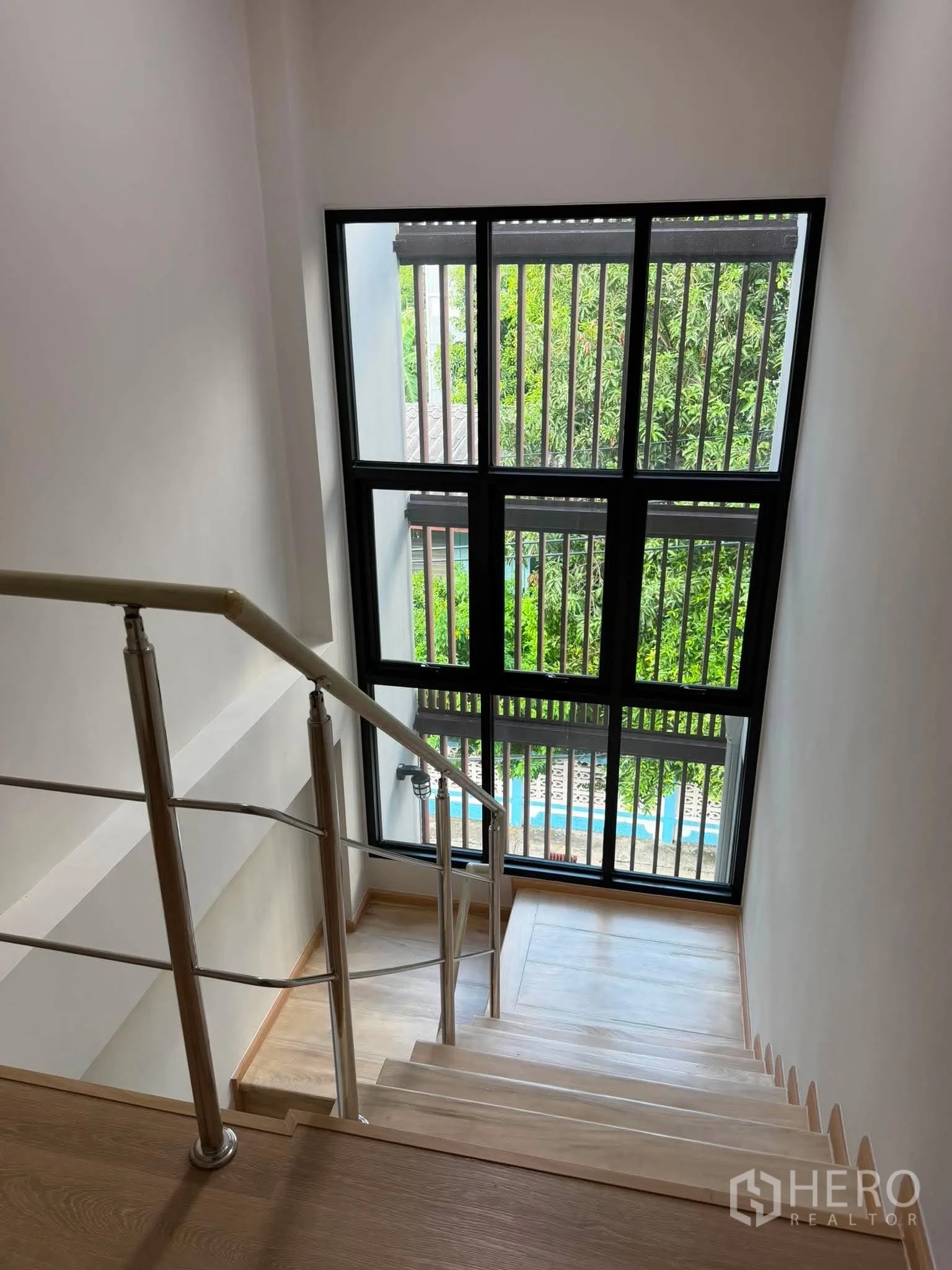 โฮมออฟฟิศ for rent in Phra Khanong, Bangkok - ช่องบันไดมีหน้าต่างบานใหญ่มองเห็นต้นไม้เขียว
