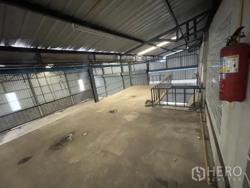 货栈 出租在Prawet, Bangkok - 夹层转角处带护栏与灭火器