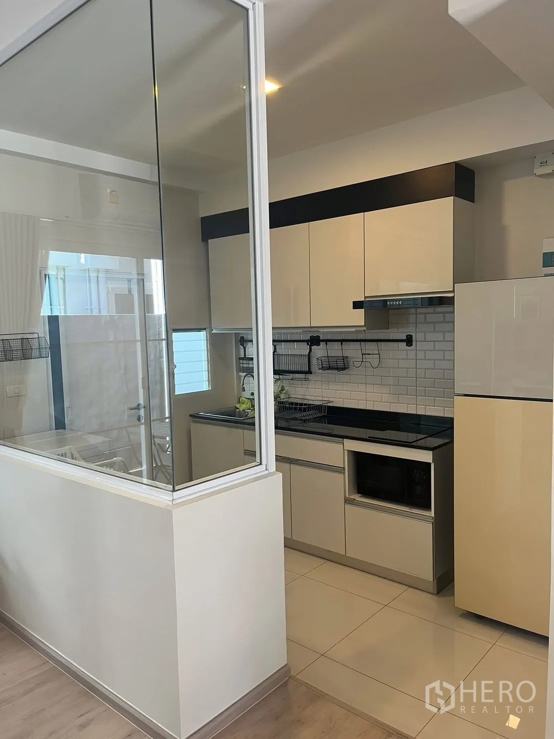 ทาวน์เฮาส์ for rent in Prawet, Bangkok - ครัวกั้นกระจกพร้อมชุดตู้และตู้เย็น.