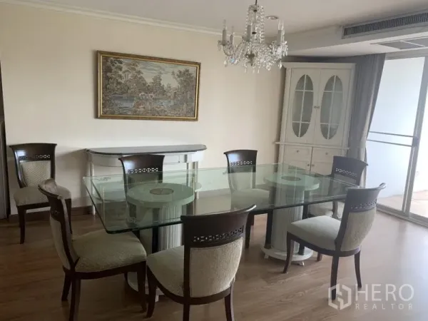 คอนโด ให้เช่าในWatthana, Bangkok - มุมรับประทานอาหารโต๊ะกระจก 6 ที่นั่ง โคมระย้า และประตูกระจกออกสู่ระเบียง