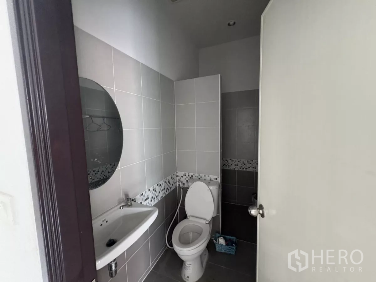 工厂 出租在Phra Samut Chedi, Samut Prakan - 整洁的瓷砖卫生间，带坐便器、洗手盆与镜子。