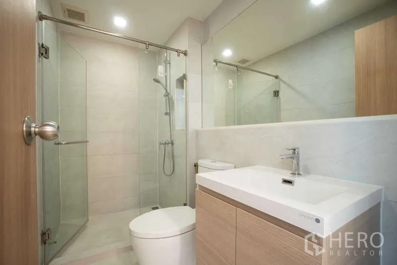 คอนโด ให้เช่า - ห้องน้ำสมัยใหม่พร้อมตู้กระจกอาบน้ำและอ่างล้างหน้ากว้าง